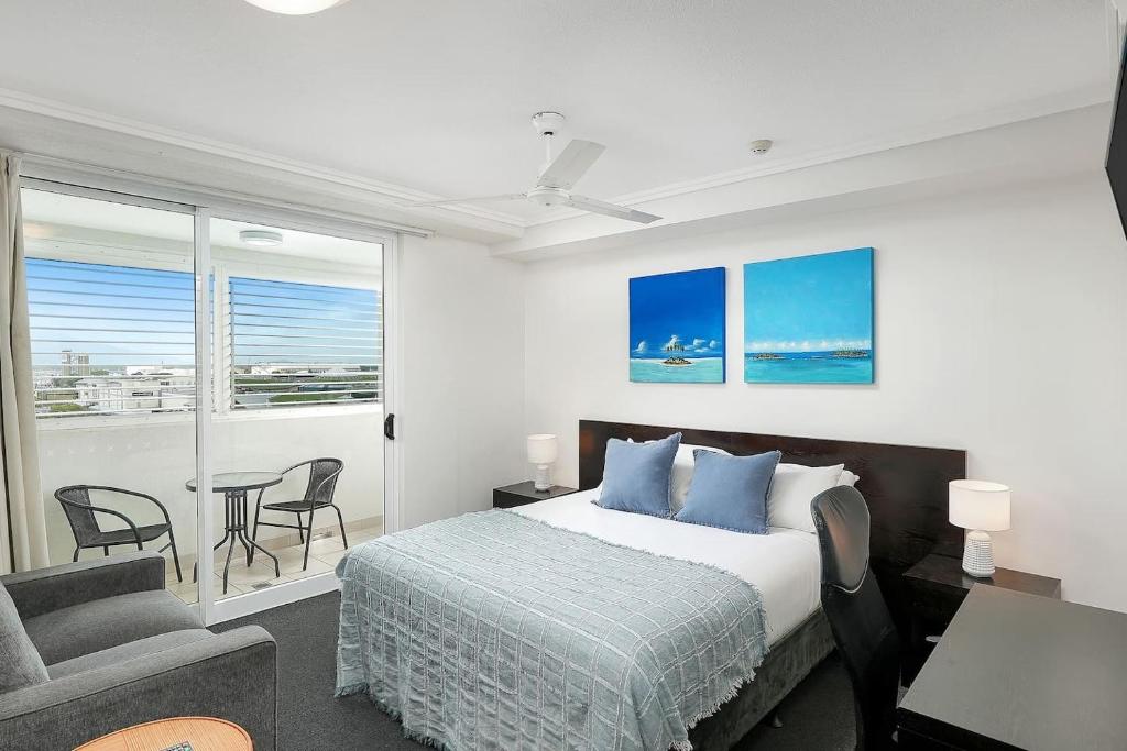 'Seaside Azul' A Central Studio with Rooftop Pool, Cairns