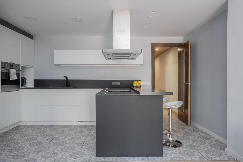 Quiet 2BR Near Marina Metro Workspace - 3