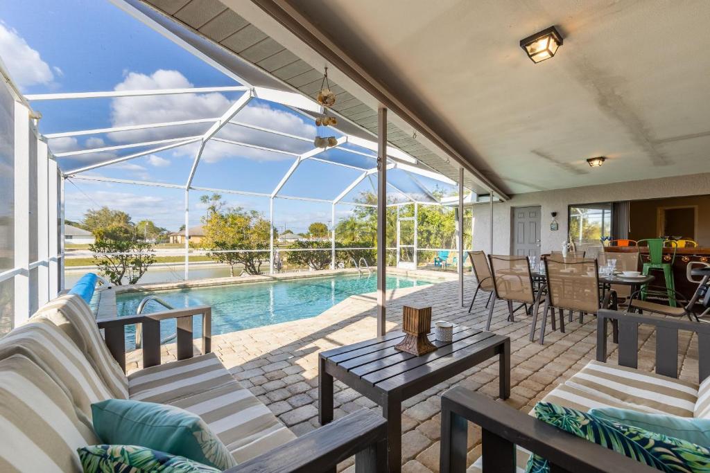 Waterfront Villa Custom Heated Pool & Great Outside Space - Villa Del Cattos - Roelens Vacations, Cape Coral
