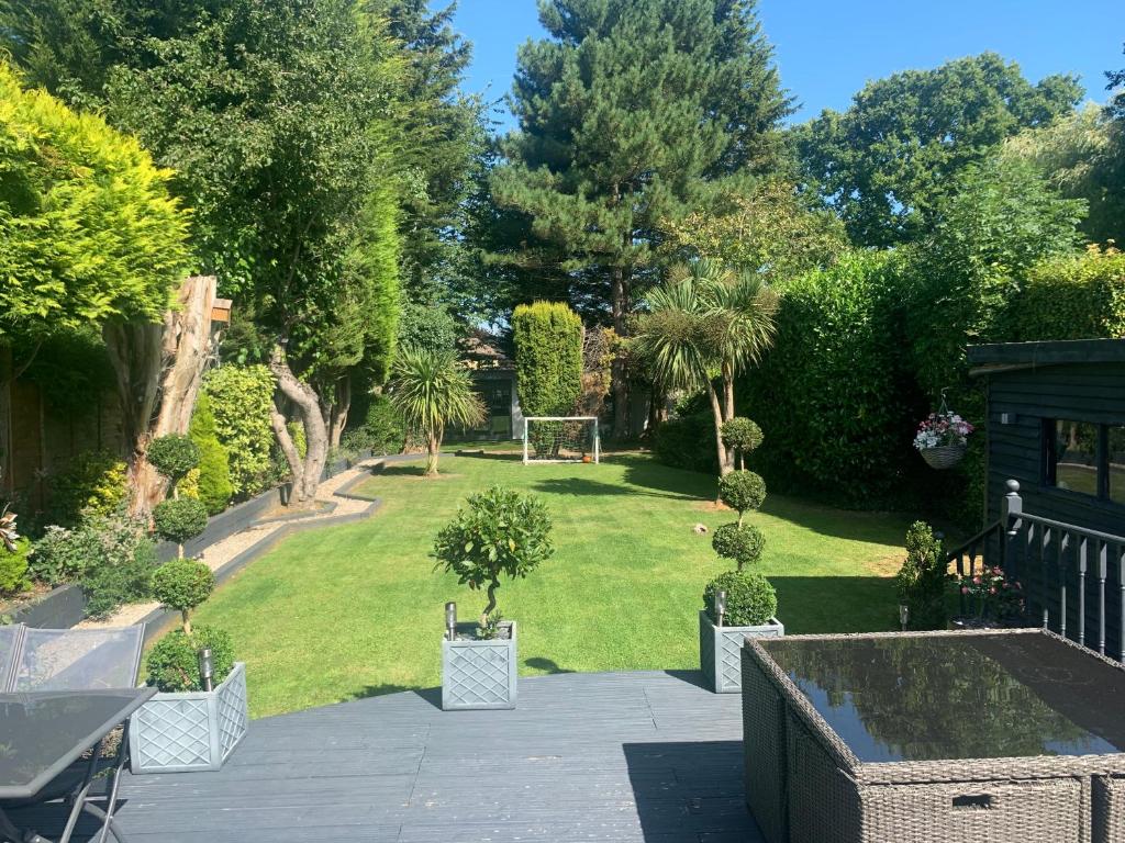 Beautiful Little Bungalow, Indoor Fireplace, & Bar, Ash