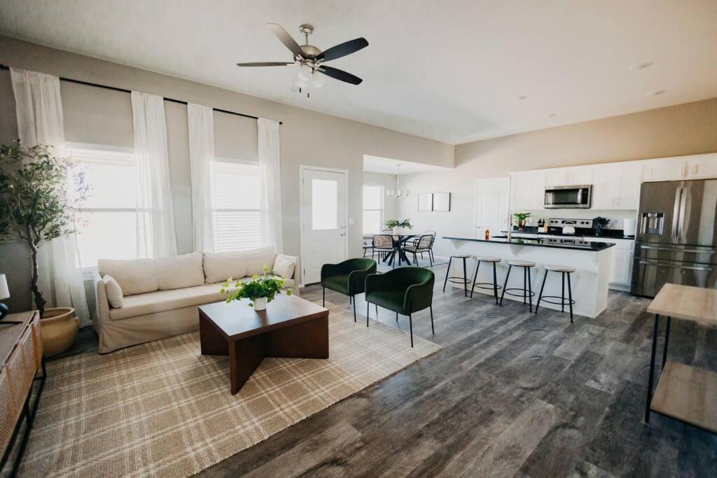 Cozy 3 Bedroom Home - 35 miles from Branson