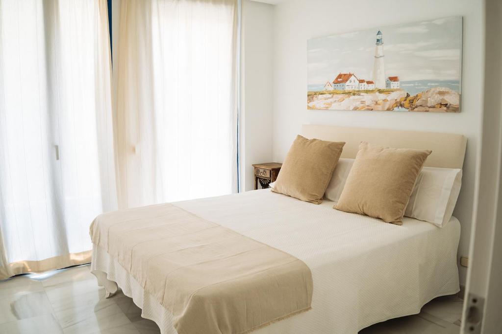 One&lux Marbella House - Bright Beachfront Duplex with Parking, Pool & Gym - 3