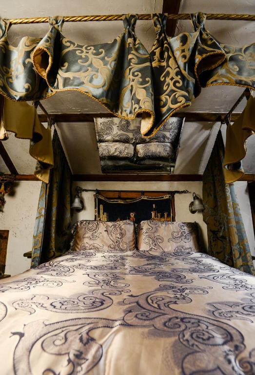 Castle Wood Theme Cottages- COUPLES ONLY photo