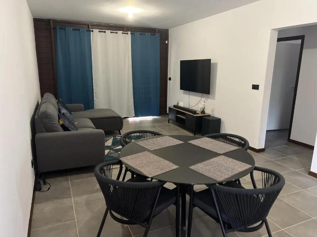 APPARTEMENT T3 COSY et PAISIBLE avec JARDIN à REMIRE-MONTJOLY, hotel en Rémiré