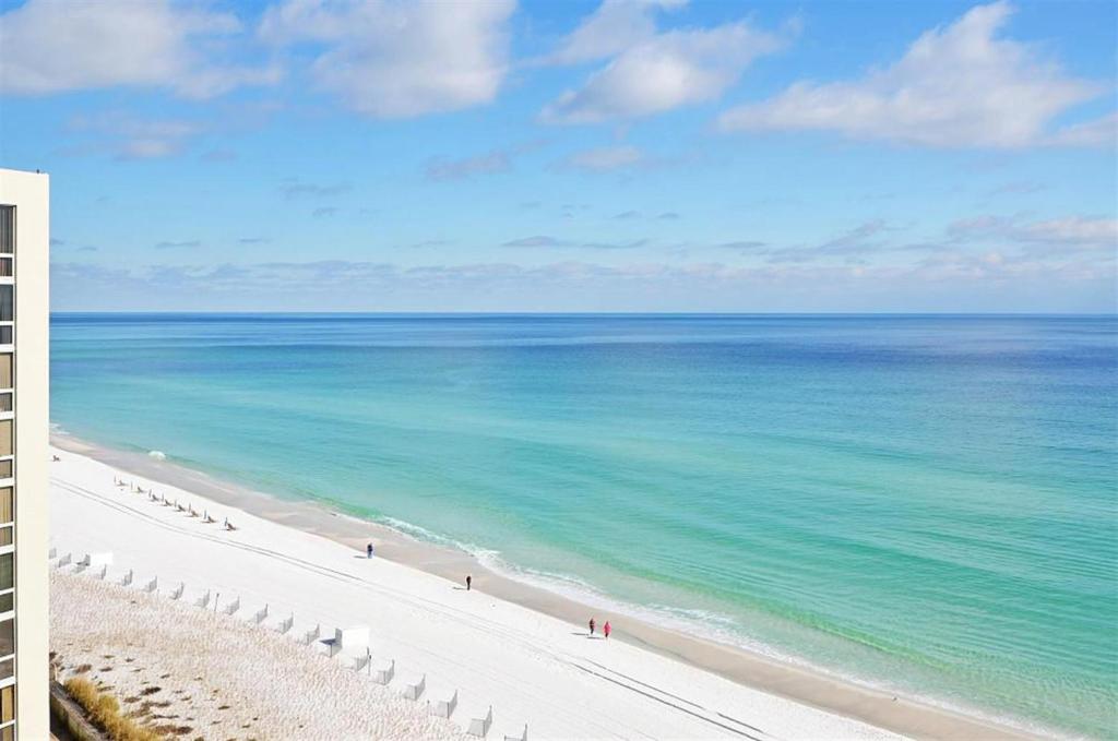 2114 Free Beach Setup - Shoreline Towers Remodeled Condo, Destin