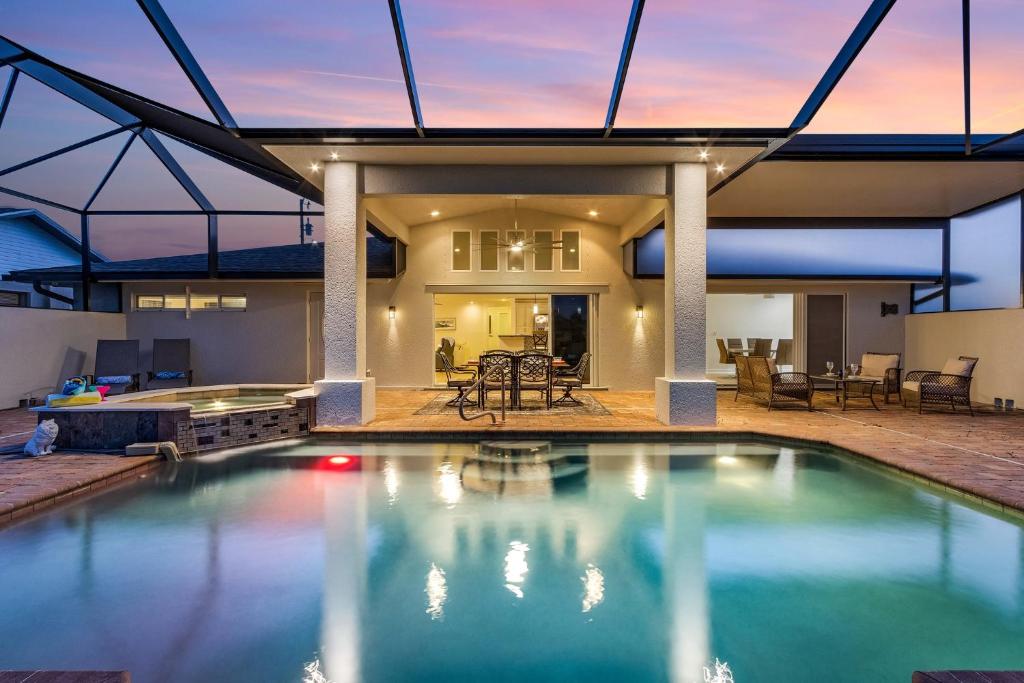 Gulf Access, Kayaks, PET Friendly - Escape to Versailles - Roelens Vacations, Cape Coral