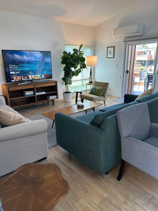 * 3 Bedroom*2 Bath*Condo*Metro*Theatre*SC Plaza*