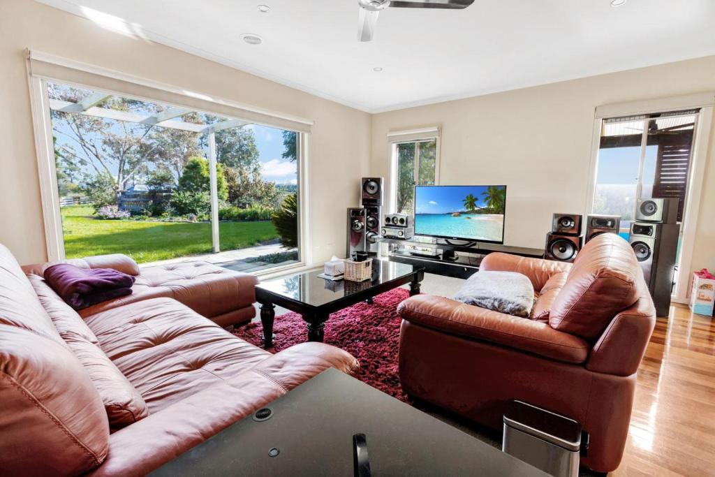 The Emerald, Paynesville