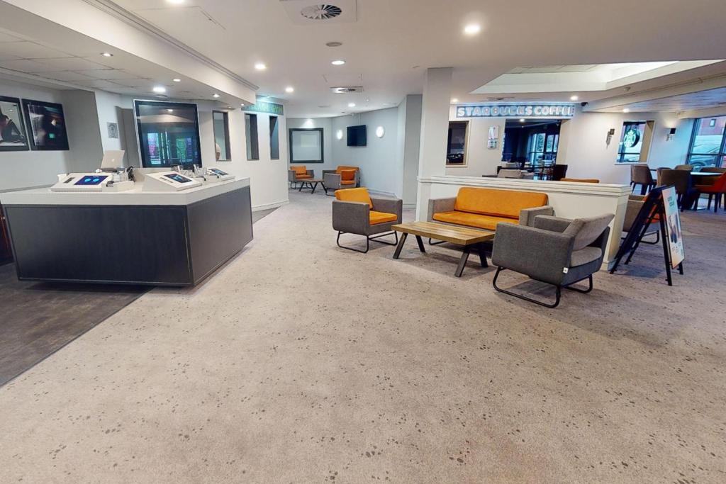 Village Hotel Swansea 실내 수영장