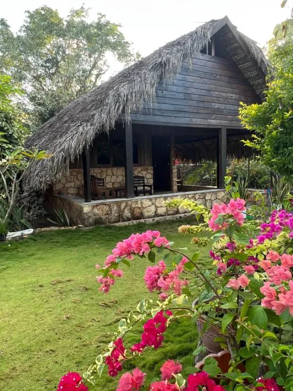 Lualemba Bungalow Resort, hotel v Nembrale
