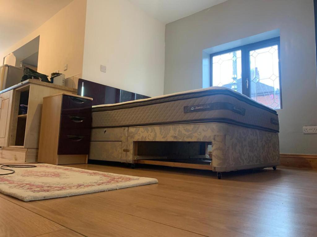 One Lovely Apartmt 1 Double & 2 Camp Beds, Stoke-on-Trent