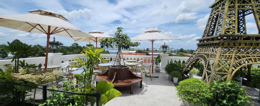 Paris Hotel & Cafe