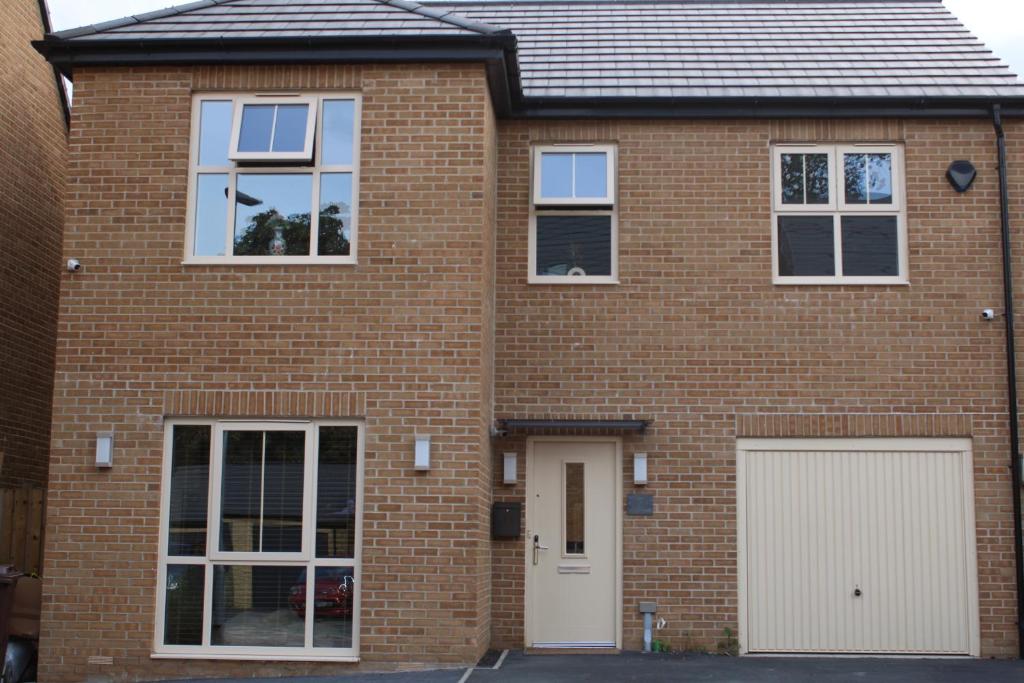 Haven - Spacious Luxury Home perfect for families, couples and contractors! 5mins to Xscape and Junction 32!, Castleford
