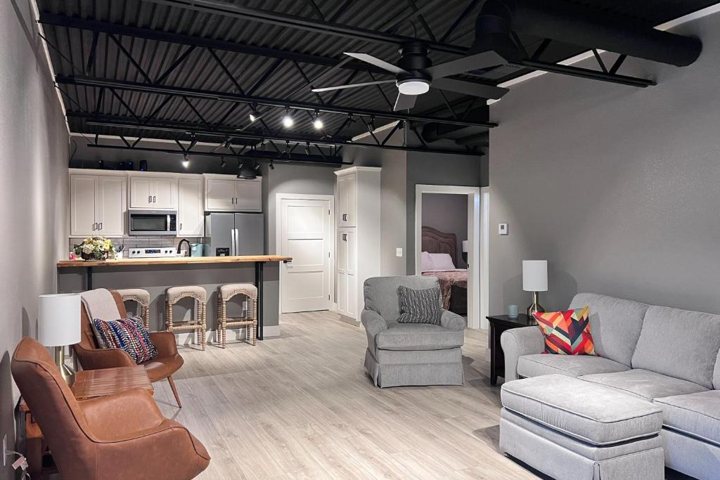 Kickapoo Apartments, Unit #6