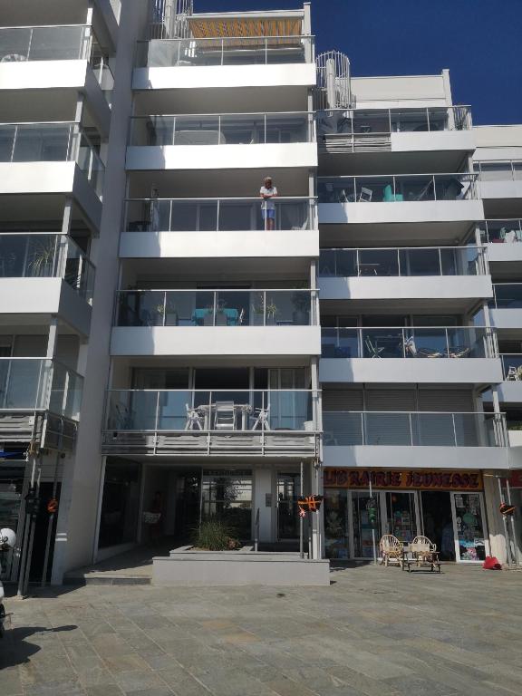T2 balcon vue mer parking et entrée sécurisés tout à pied - 3