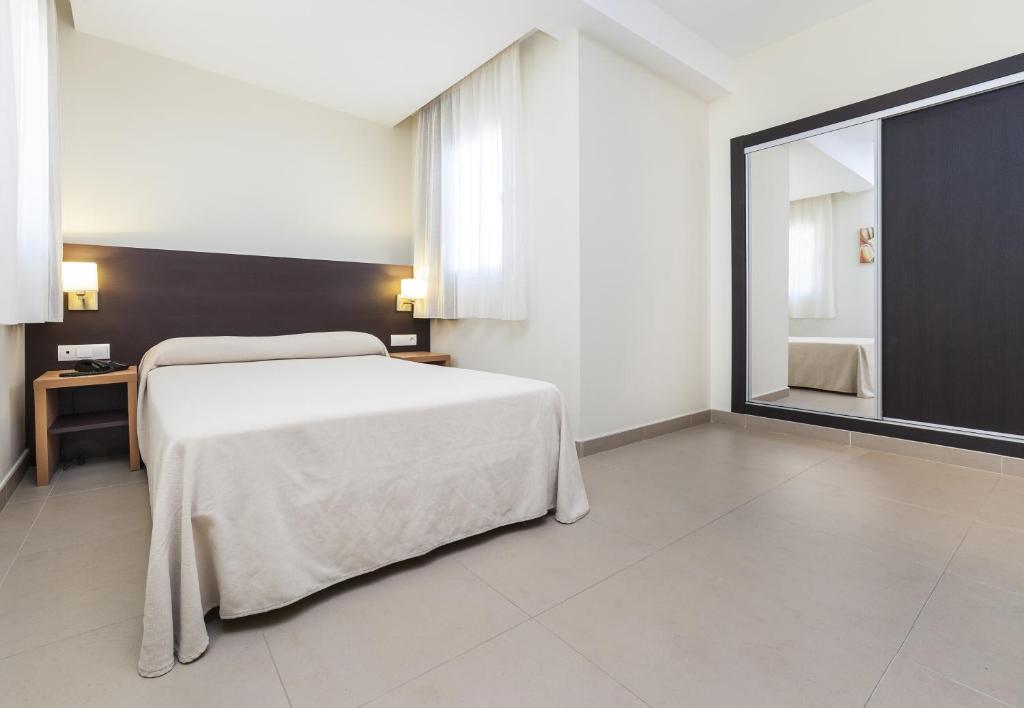 Globales Playa Estepona — Hotel rooms in Estepona, Andalusia