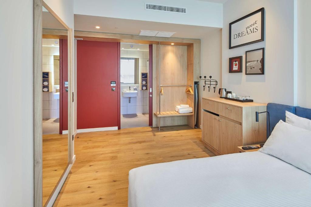 Hampton by Hilton Barcelona Fira Gran Via photo