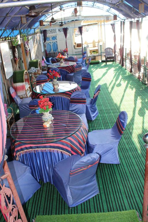 Swan Heritage Houseboats photo