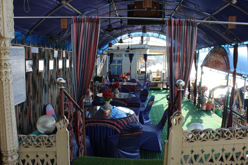 Swan Heritage Houseboats photo