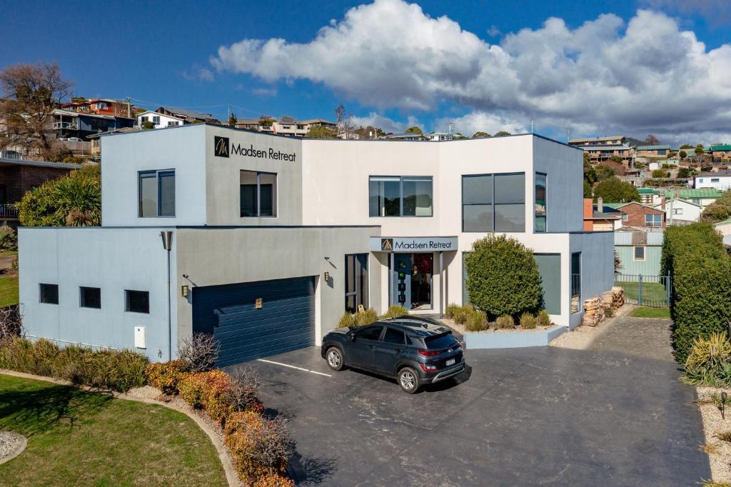 Madsen Retreat, Penguin