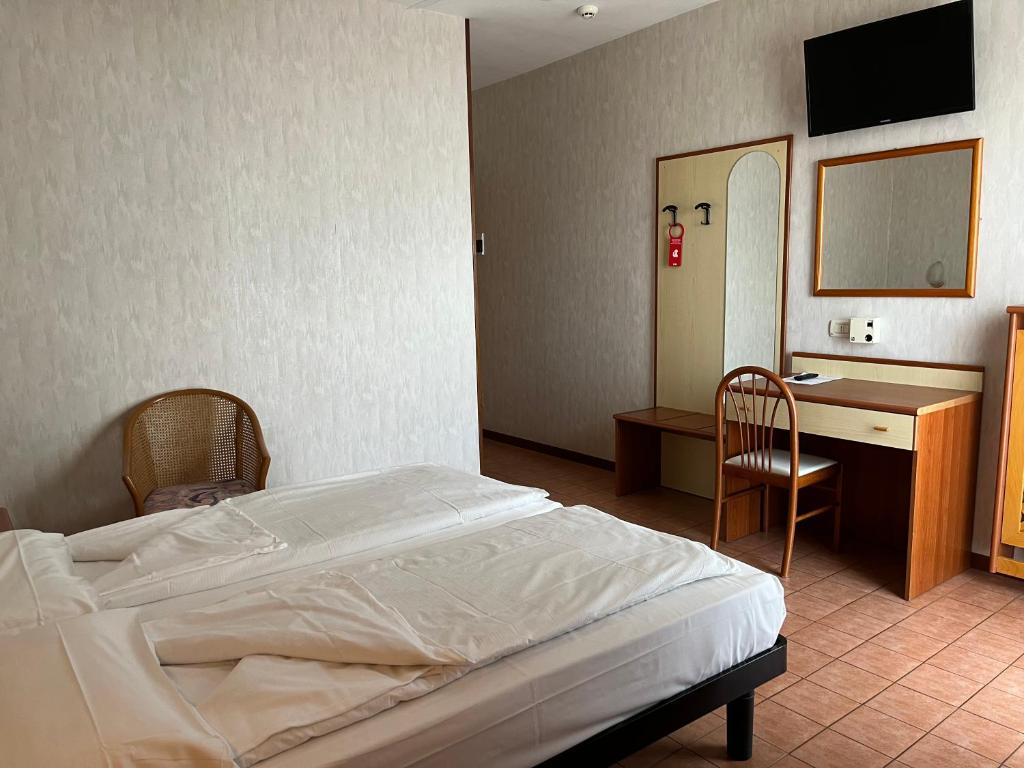 Hotel Florida — Hotel rooms in Limone sul Garda, Lombardy