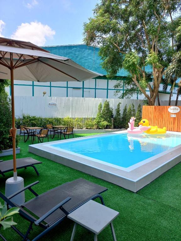 ルーンティップ レジデンス パタヤ (Ruenthip Residence Pattaya) スイミングプール