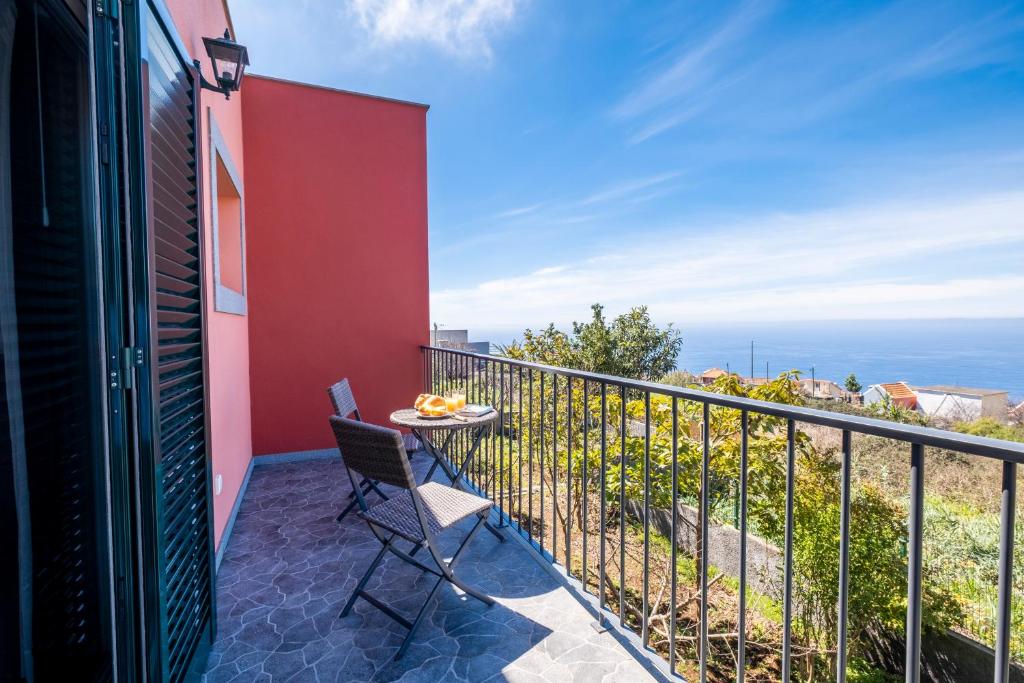 The Red Nest by GALMI, Arco da Calheta