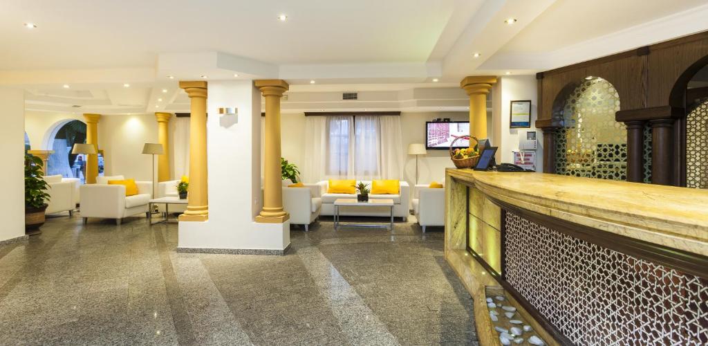 Globales Cortijo Blanco — Hotel building in Marbella, Andalusia