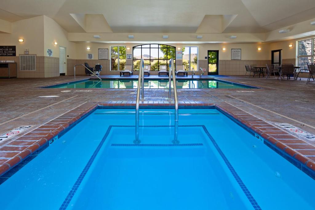 Staybridge Suites Fairfield Napa Valley Area by IHG スイミングプール