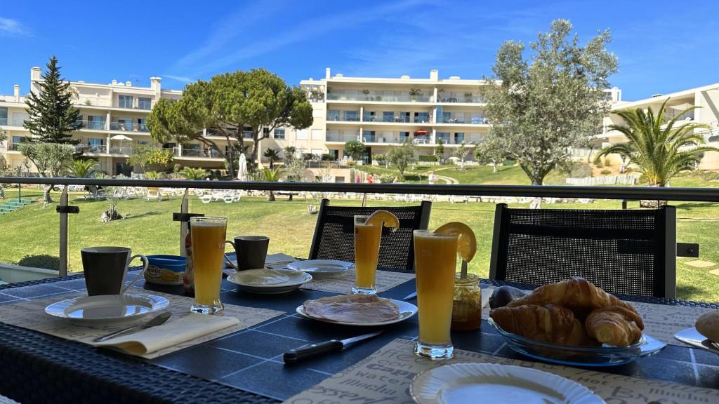 Charmant appartement, calme avec vue piscine, 1km de la plage, Olhos de Agua, Albufeira