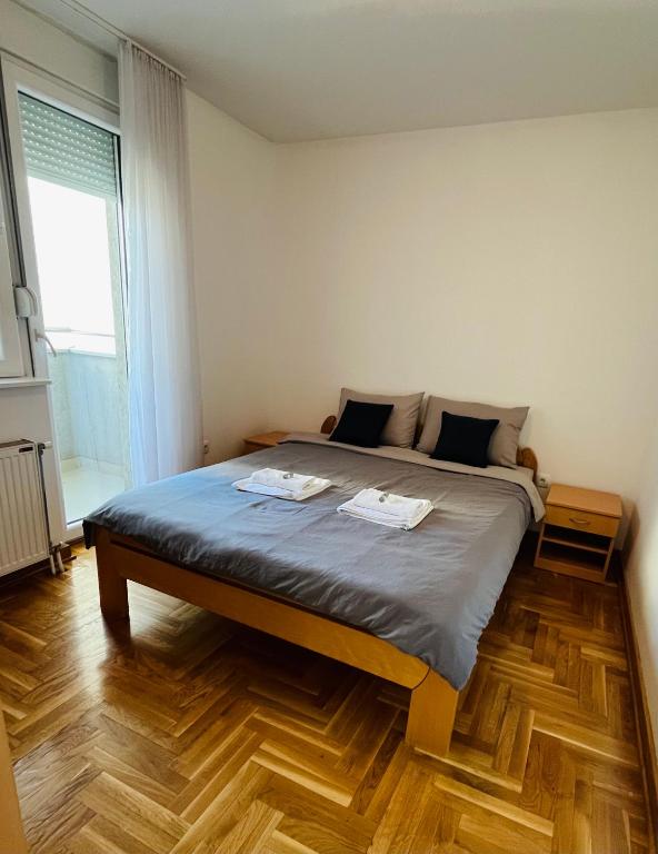Central and bright 2 bedroom, 3 balconies - 4