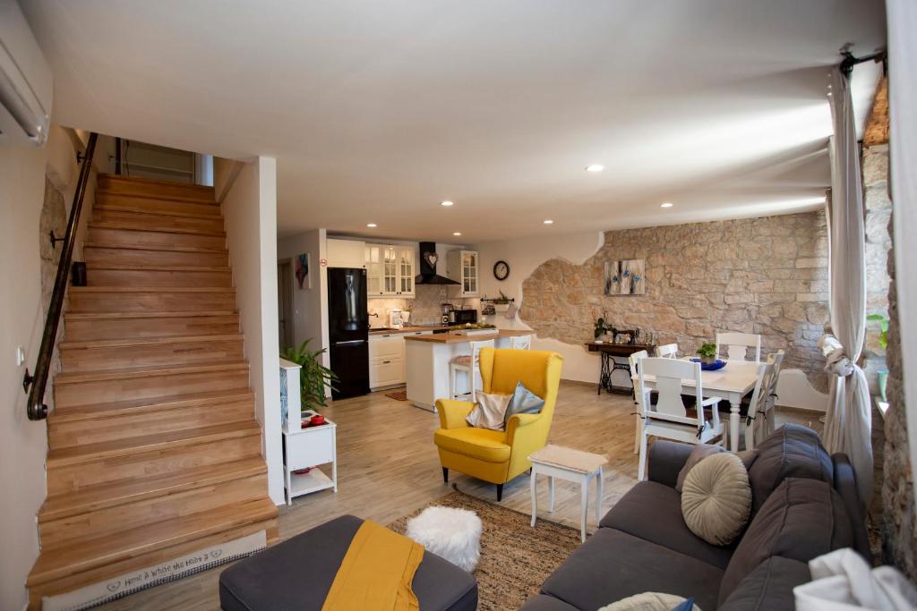 Central Square apartment in Old town Rovinj- free parking near, Rovinj