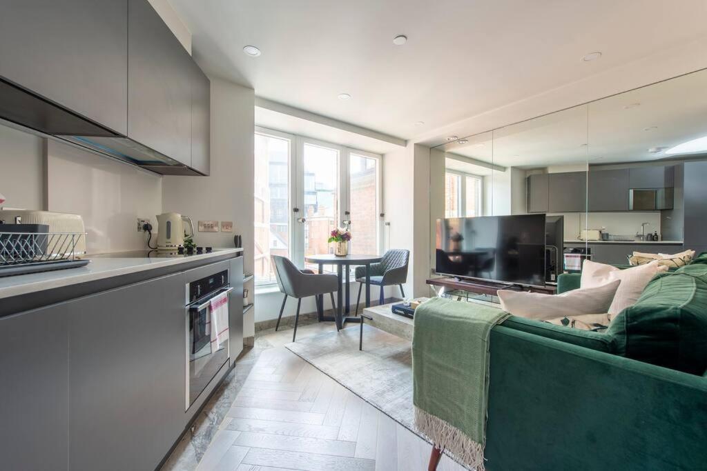 Chic Central Reading 1BR Apt CHRL F2, Reading