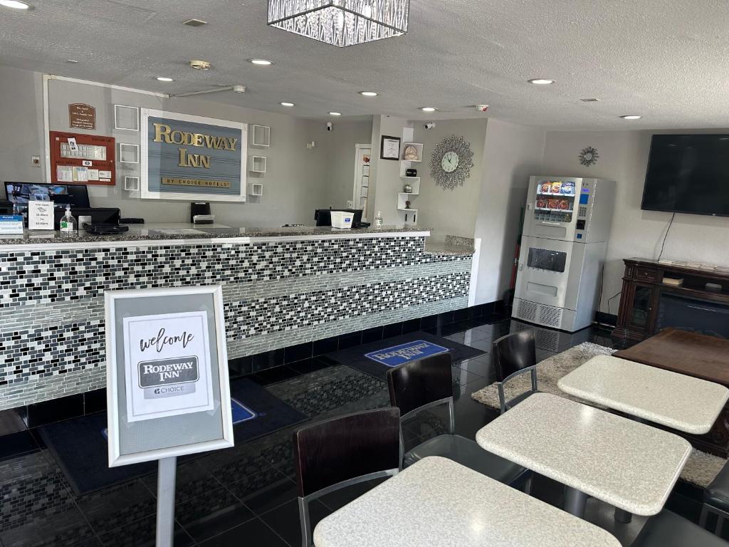 ロードウェイ イン フローレンス - シンシナティ サウス (Rodeway Inn Florence - Cincinnati South) フロント・ロビー