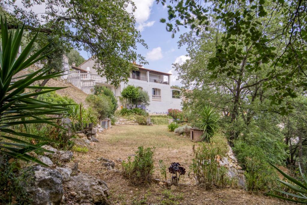 CHARMANT 2 PIECES DANS VILLA INDIVIDUELLE TERRASSES JARDIN - 5