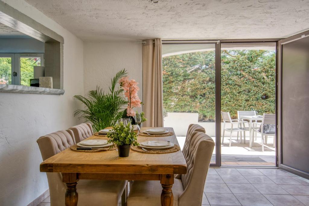 CHARMANT 2 PIECES DANS VILLA INDIVIDUELLE TERRASSES JARDIN - 2