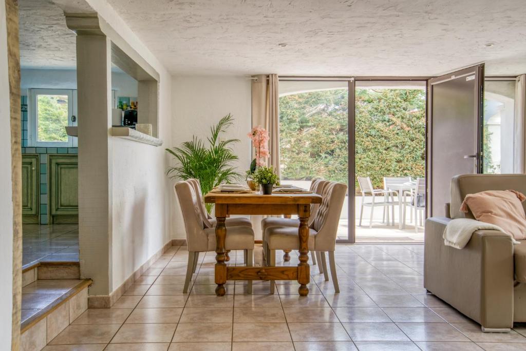 CHARMANT 2 PIECES DANS VILLA INDIVIDUELLE TERRASSES JARDIN - 1