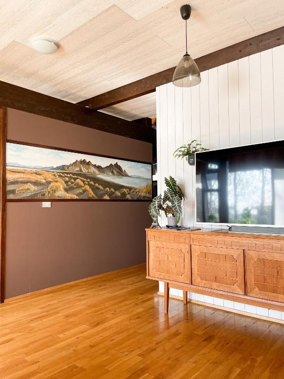 Shared lounge/TV area, Haukaberg House in Hornafjordur