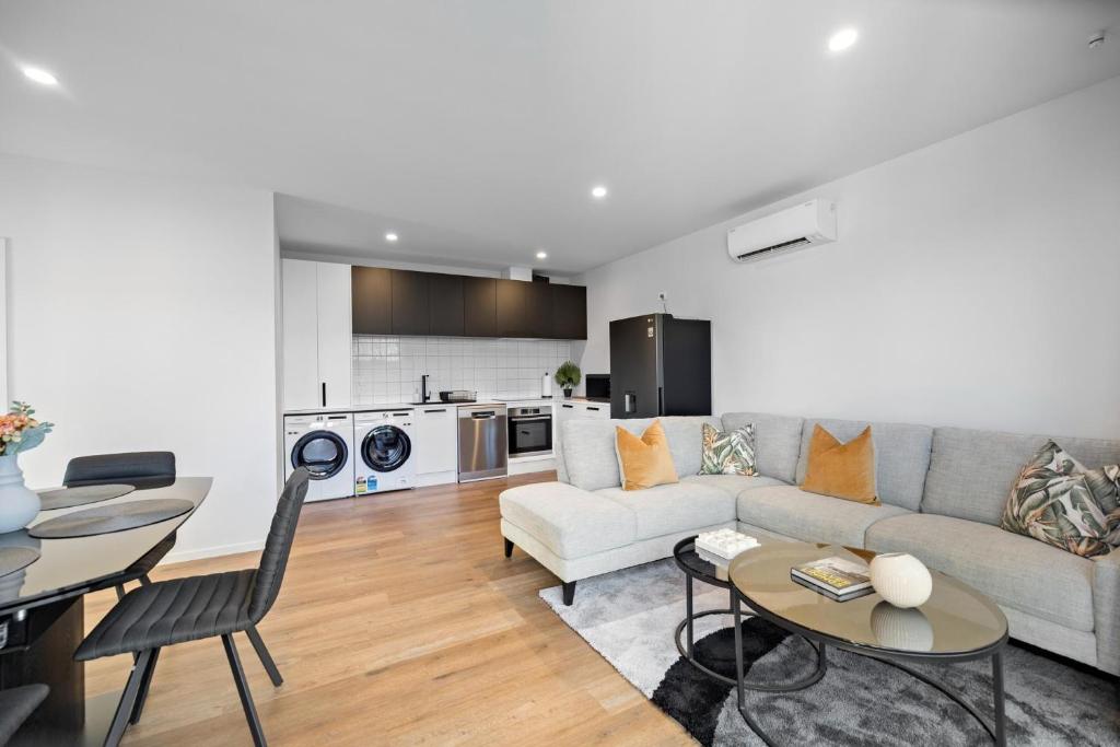 Remarkable Mountain Scene - A Modern Escape, Frankton