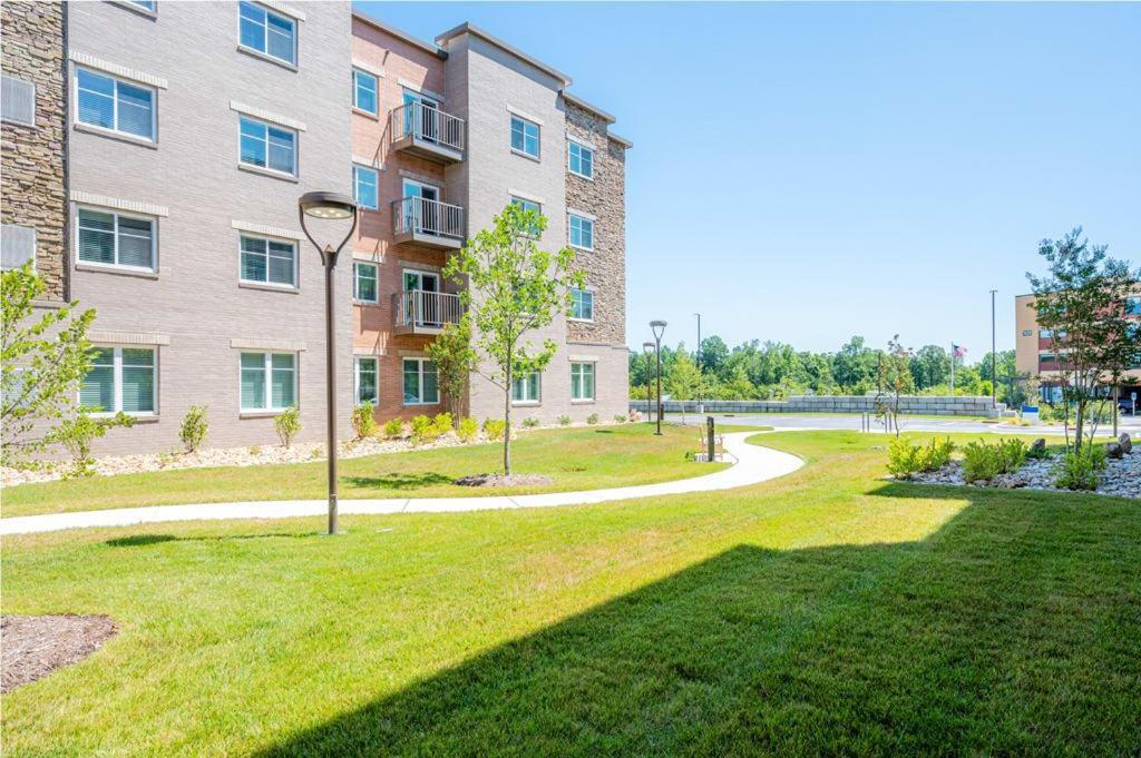 Cozy 1BR With Parking near RTP with Gym