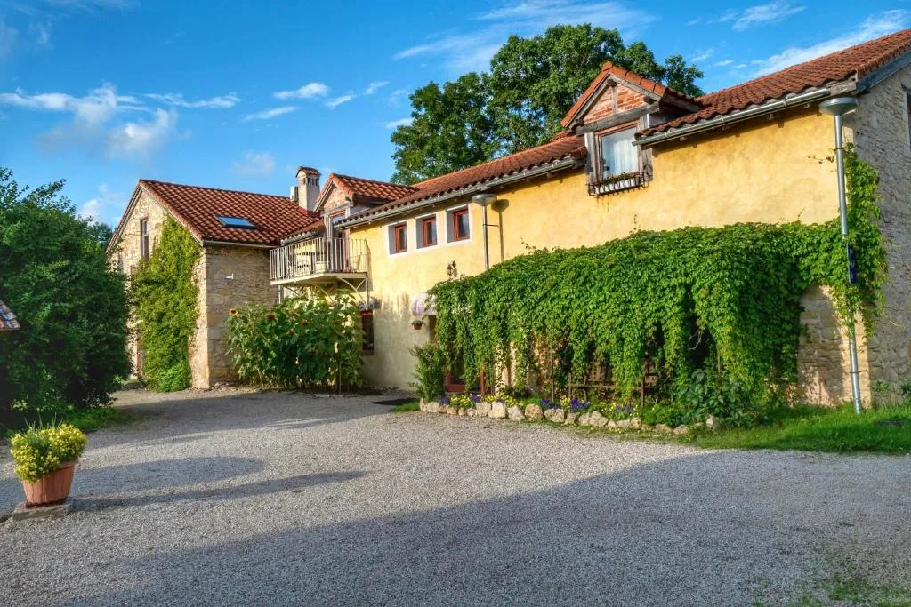Divas Upes, Hotel in Koknese