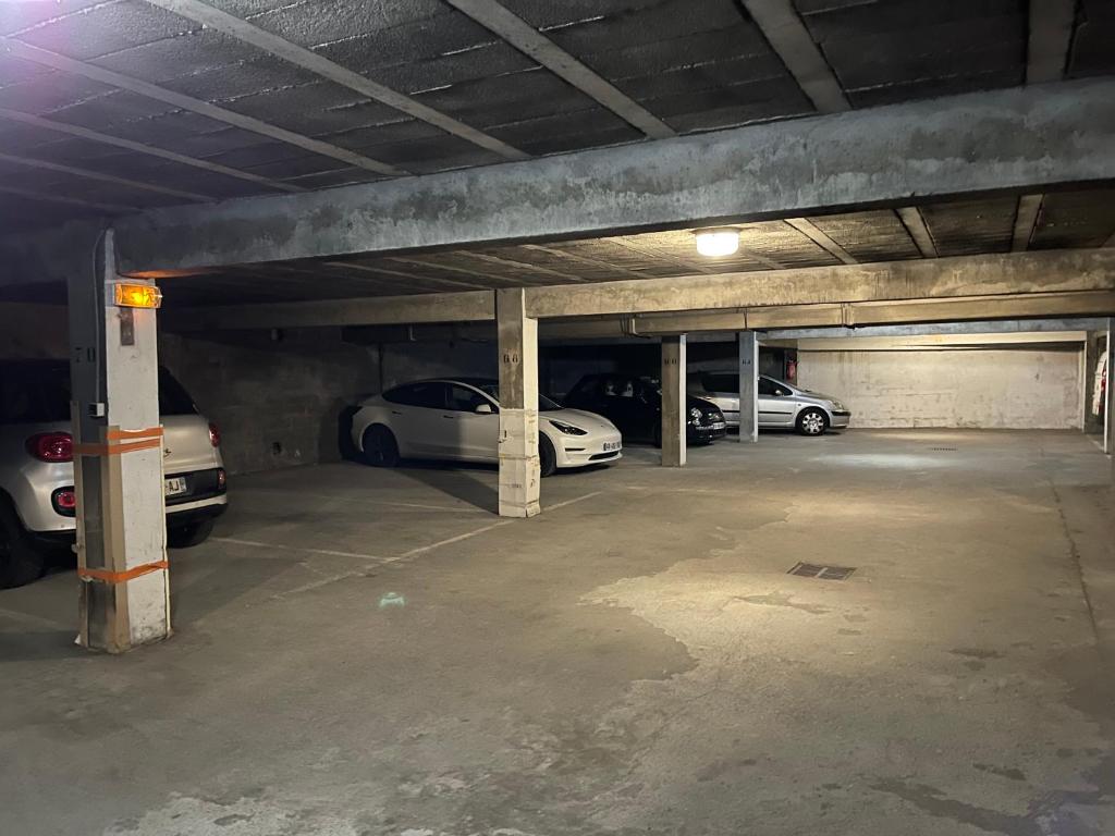 Studio plein centre, calme, parking inclus, piscine et gardien - 5