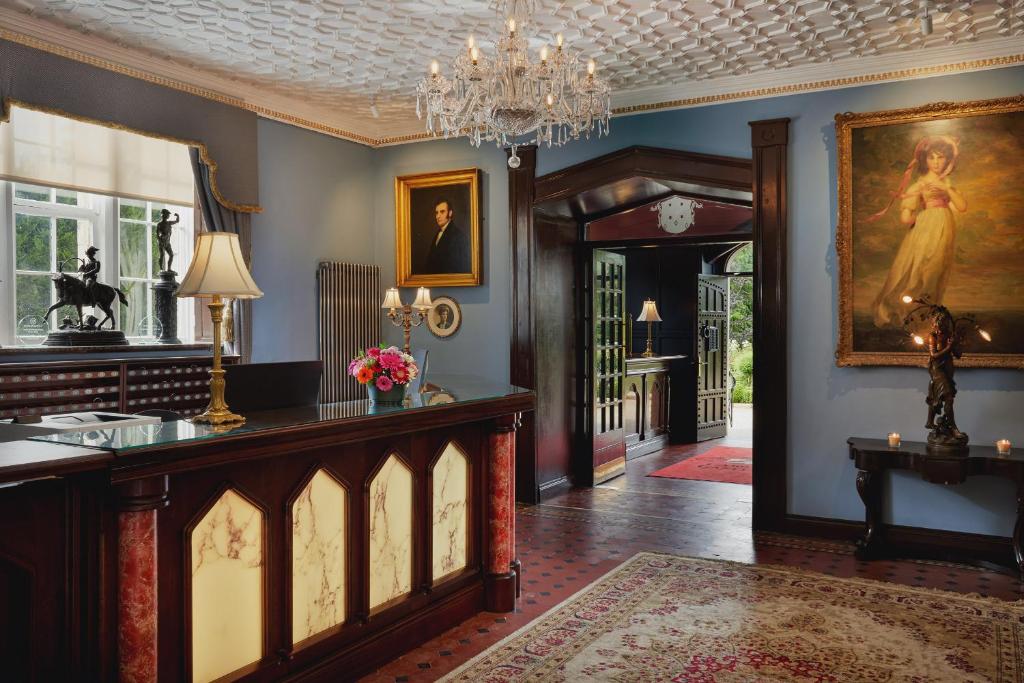Cabra Castle Hotel フロント・ロビー