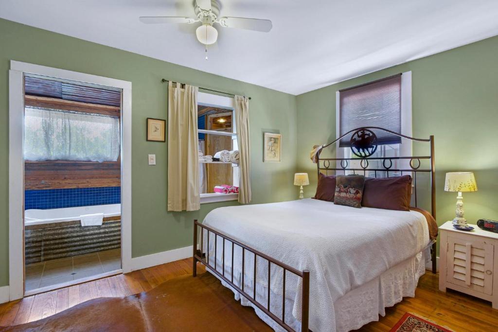 Swing On Inn- Honeycomb Hideaway Suite, Dripping Springs