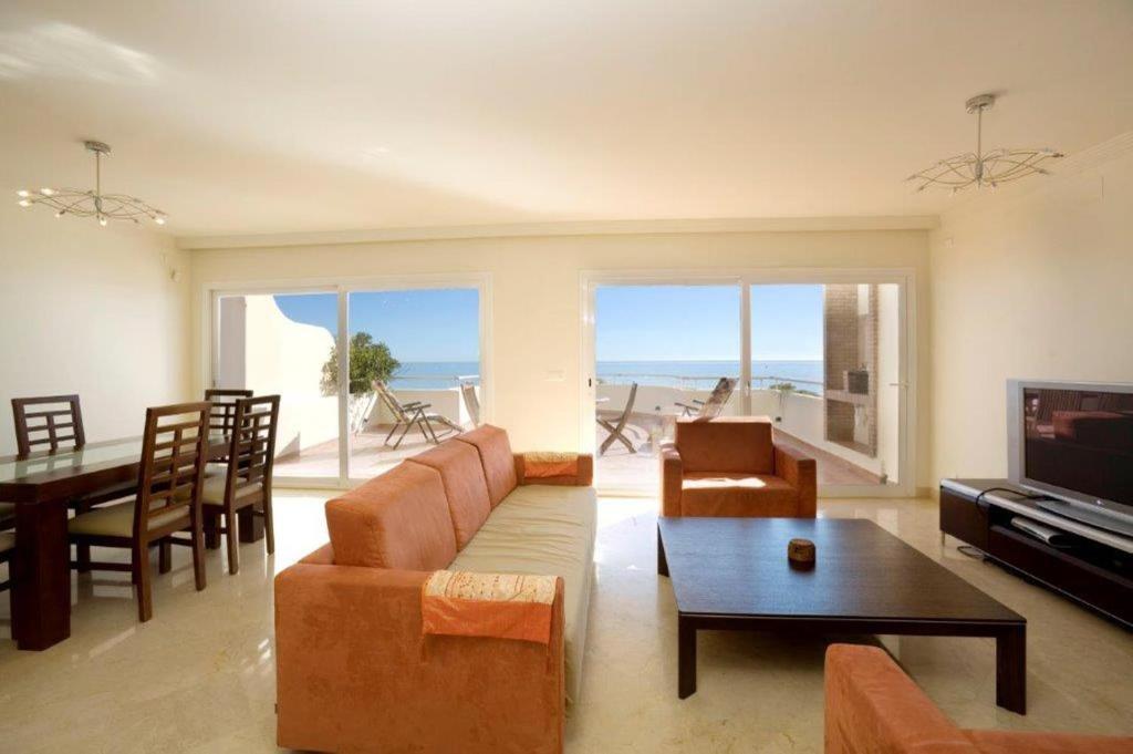 Immaculate 3-Bed Penthouse- Stunning Views - 2