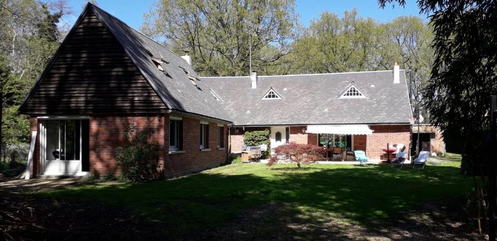 Grande maison au calme au cœur d un bois