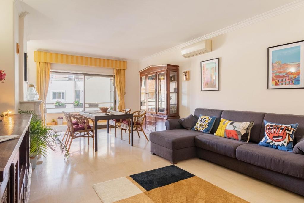 Central Cascais Apartment with private parking, Cascais