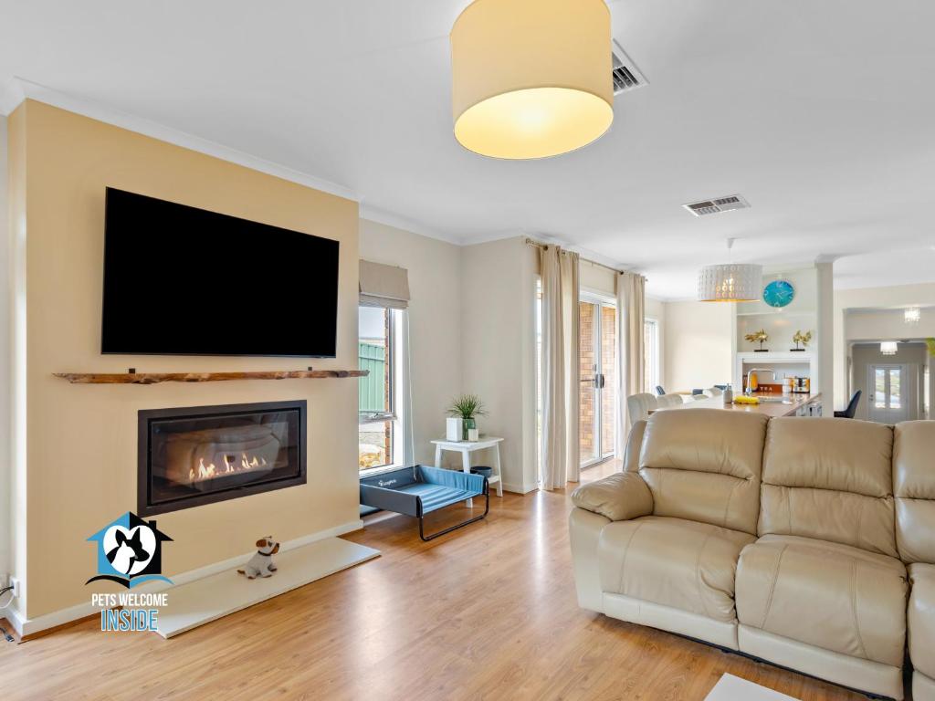 Sweeping Ocean Views 4BR on One Acre, Encounter Bay