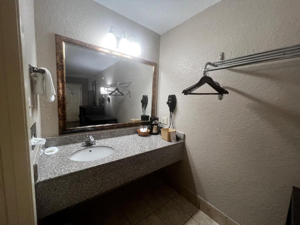 Super 8 By Wyndham La Marque Tx/Texas City Area photo