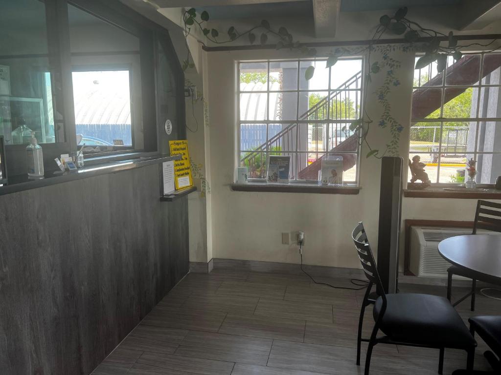 Super 8 By Wyndham La Marque Tx/Texas City Area photo